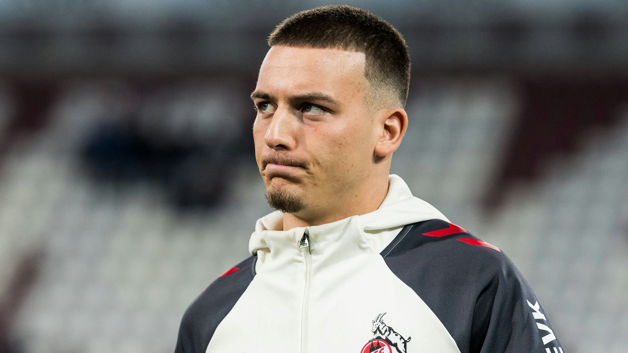 Kölns Said El Mala verzieht vor Spielbeginn im Trainingsanzug das Gesicht.