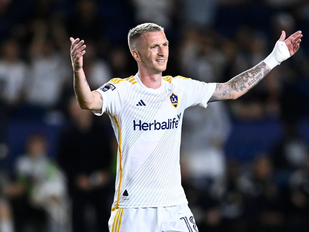 Marco Reus hebt fragend die Arme.