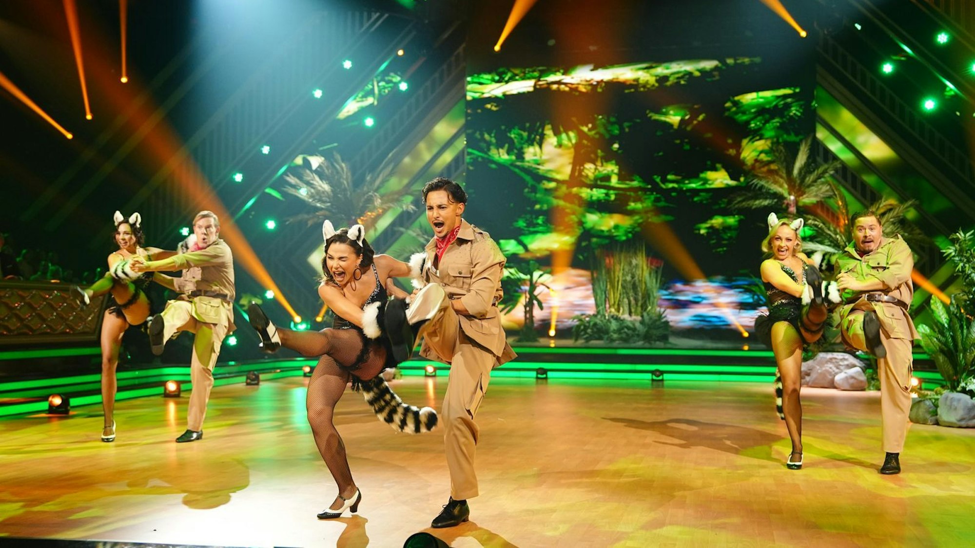 Beim Charleston zu „I Like To Move It“ von Reel 2 Real gaben Comedian Simon Gosejohann, Musiker Gustav Schäfer und Kollege Milano richtig Gas. (Bild: RTL / Stefan Gregorowius)