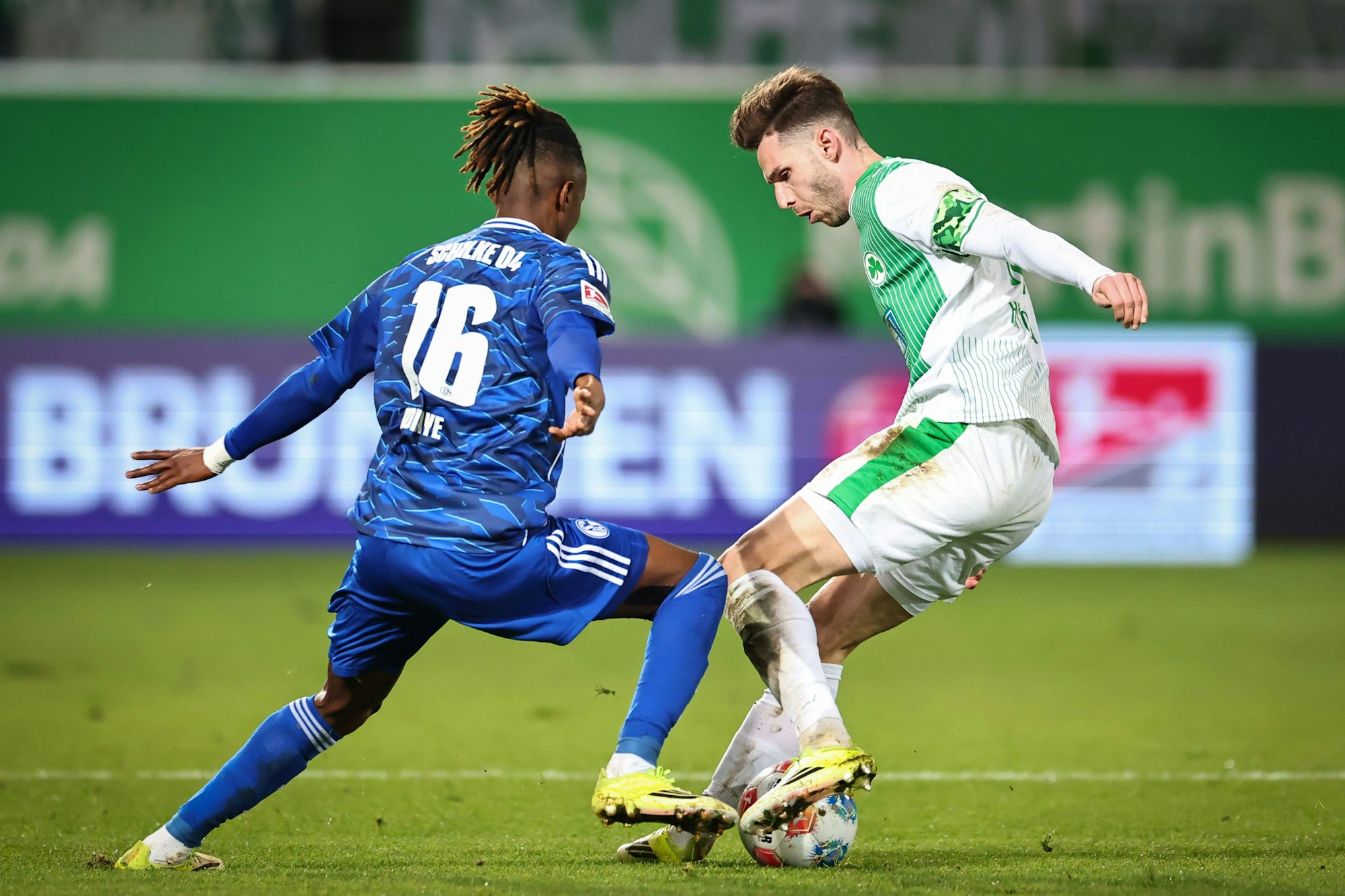 Branimir Hrgota (r.) und Moussa Ndiaye kämpfen um den Ball.