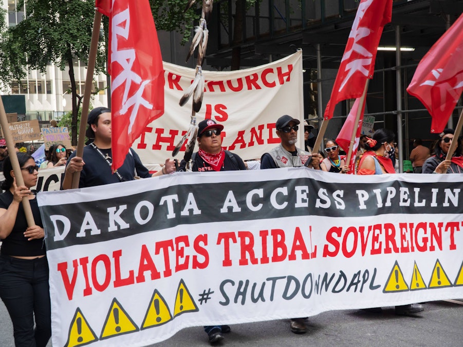 Amerikanisch-indianische Aktivisten protestieren mit Bannern gegen Pipeline