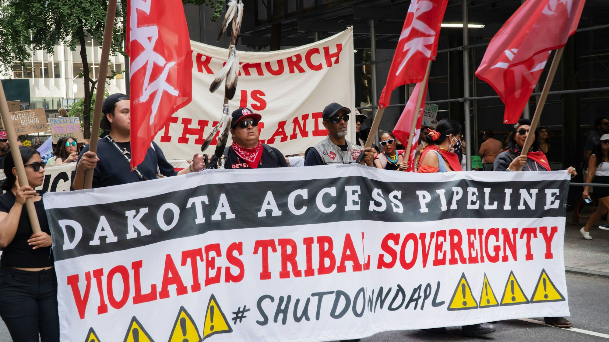 Amerikanisch-indianische Aktivisten protestieren mit Bannern gegen Pipeline