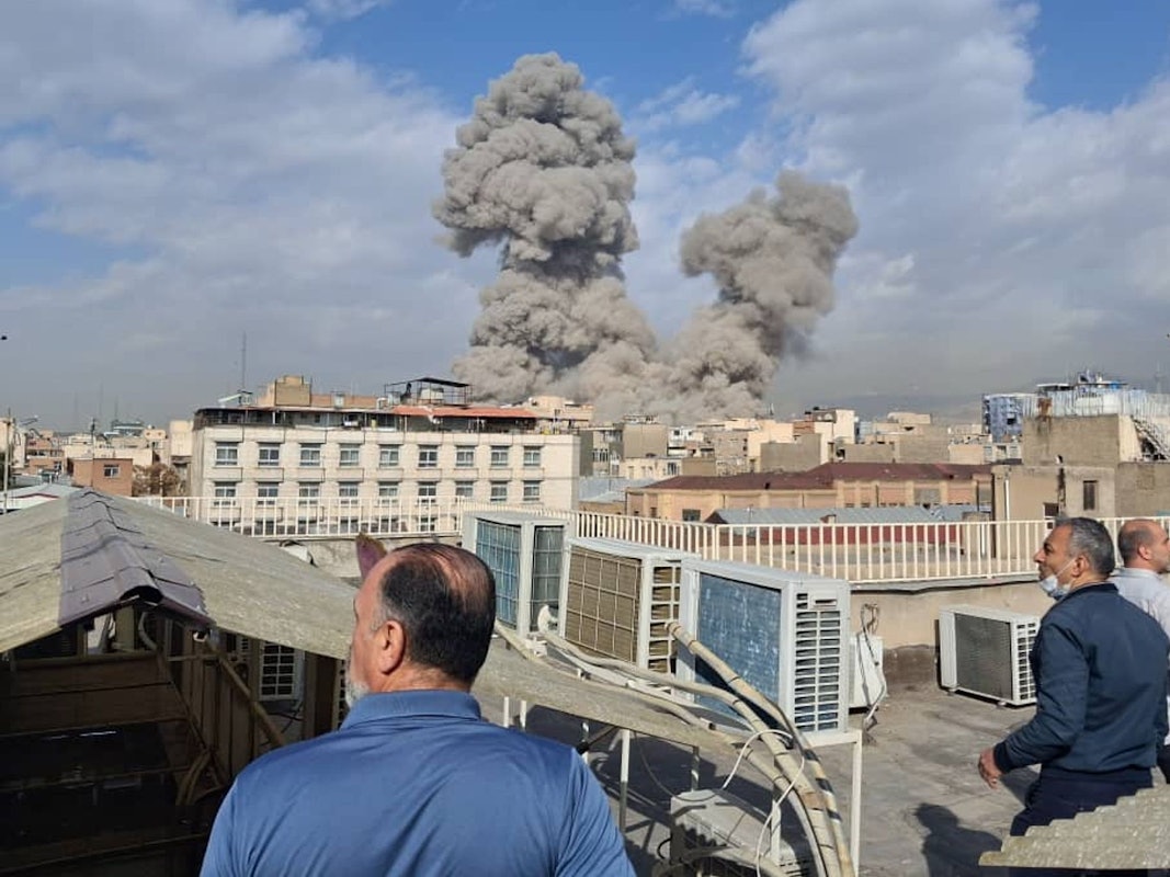 Das Foto vom 28. Februar 2026 zeigt Rauchwolken über der iranischen Hauptstadt Teheran.