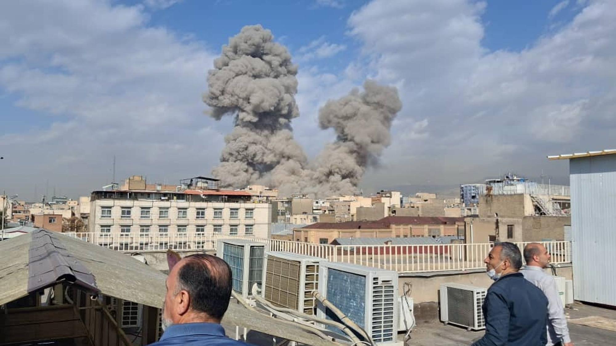 Das Foto vom 28. Februar 2026 zeigt Rauchwolken über der iranischen Hauptstadt Teheran.