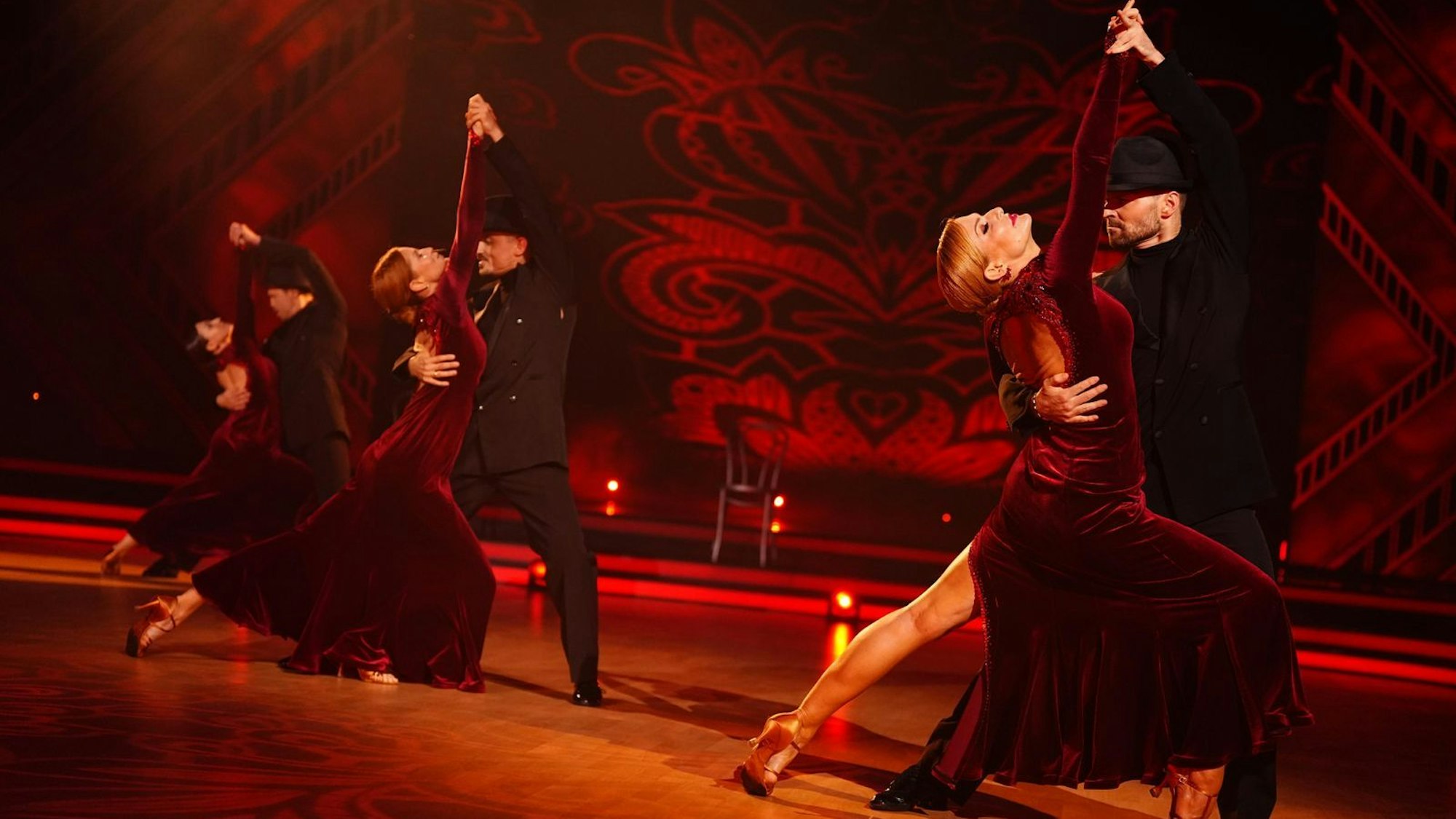 Volle Chica-Power! Beim feurigen Tango zu Debelah Morgans „Dance With Me“ überzeugten vor allem TV-Moderatorin Sonya Kraus und Schauspielerin Esther Schweins. Auch mit dabei: Influencerin Bianca „Bibi“ Heinicke. (Bild: RTL / Stefan Gregorowius)