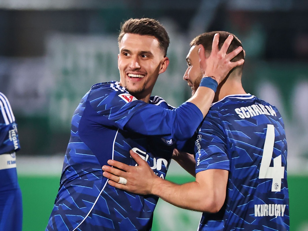 Dejan Ljubicic (l.) und Hasan Kuruçay jubeln gemeinsam.