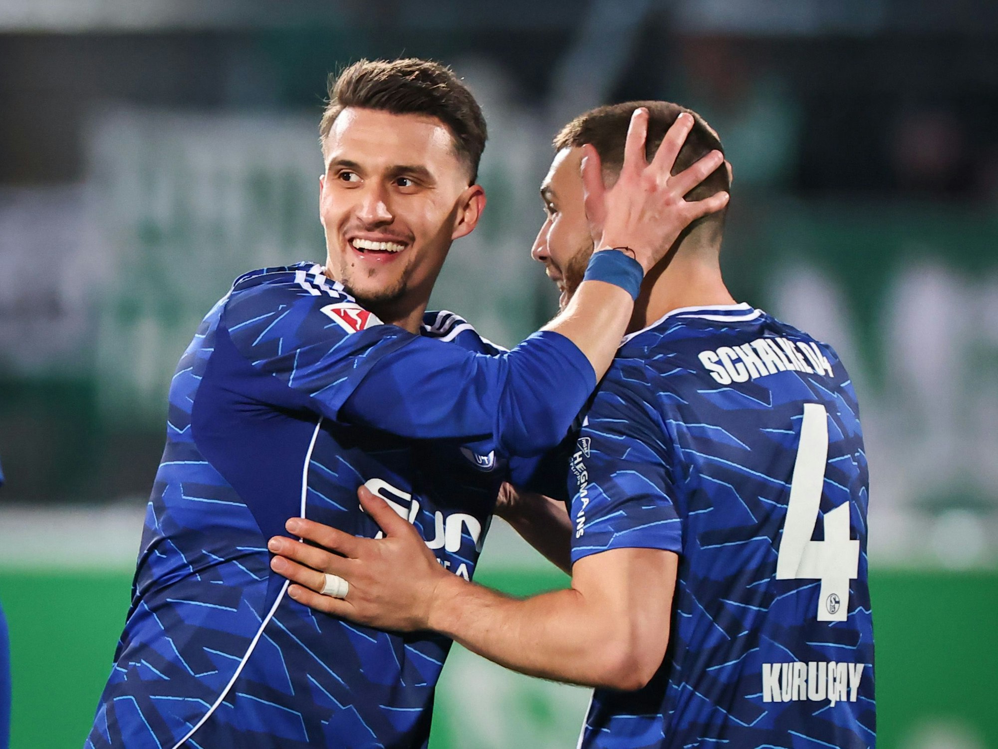 Dejan Ljubicic (l.) und Hasan Kuruçay jubeln gemeinsam.