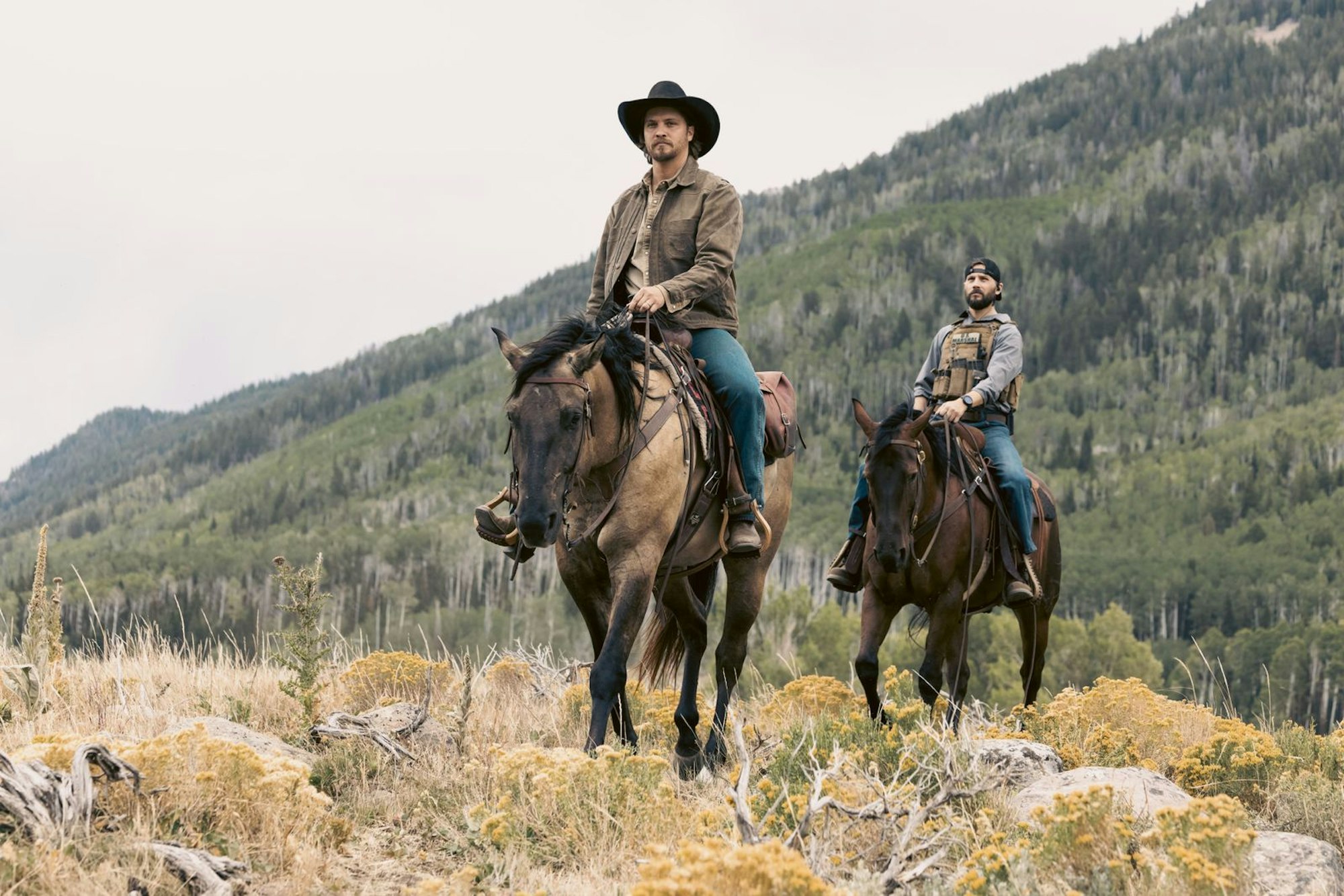 Kayce Dutton (Luke Grimes, links) und Calvin (Logan Marshall-Green) jagen Gangster in Montana. (Bild: Paramount)
