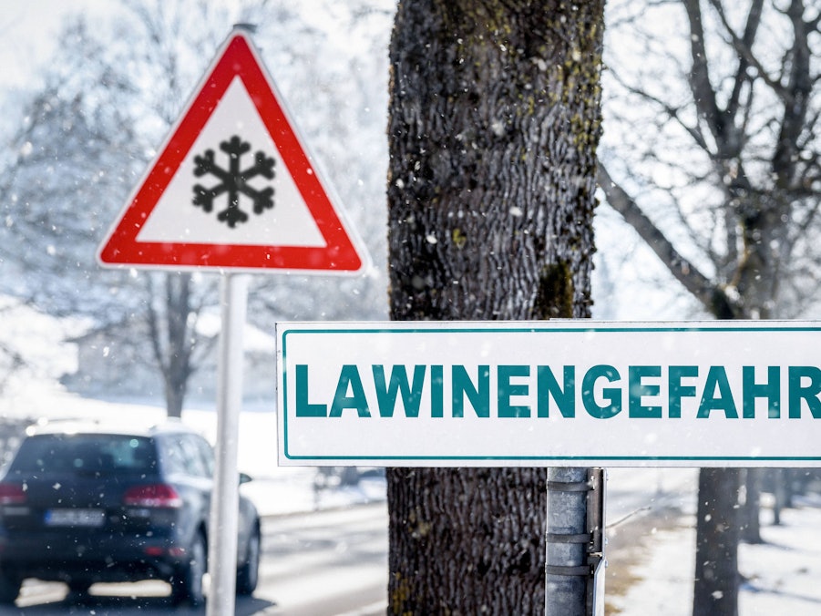 Warnschilder Lawinengefahr im winterlichen Ambiente
