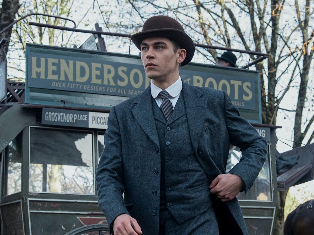 Sherlock Holmes (Hero Fiennes Tiffin) studiert in Oxford. Doch schon bald gehört seine Aufmerksamkeit nicht länger den Vorlesungen. (Bild: Amazon Content Services LLC)