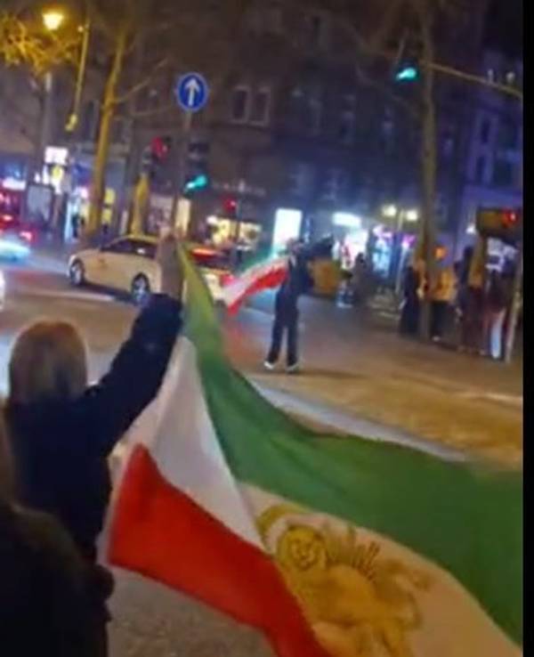 Nach Angriffen gegen den Iran: Freudenfeiern und Autokorso auf den Ringen in der Kölner Innenstadt.