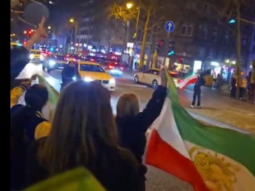 Nach Angriffen gegen den Iran: Freudenfeiern und Autokorso auf den Ringen in der Kölner Innenstadt.