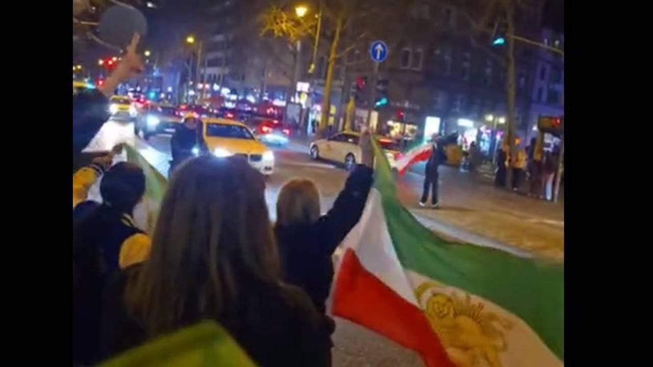 Nach Angriffen gegen den Iran: Freudenfeiern und Autokorso auf den Ringen in der Kölner Innenstadt.