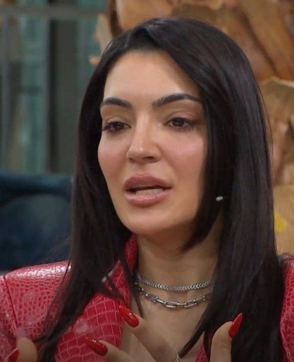 Valentina Maceri sitzt mit roter Jacke im Doppelpass.