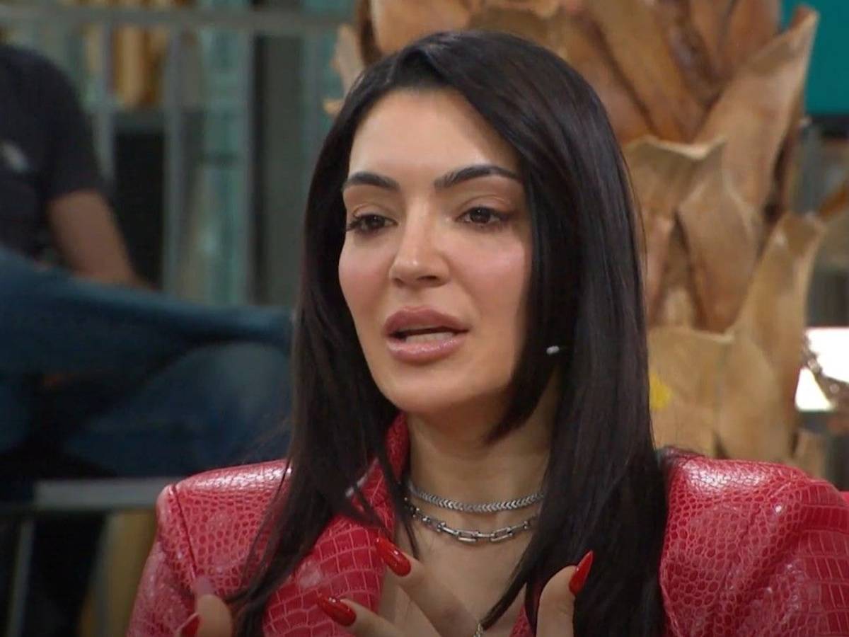 Valentina Maceri sitzt mit roter Jacke im Doppelpass.