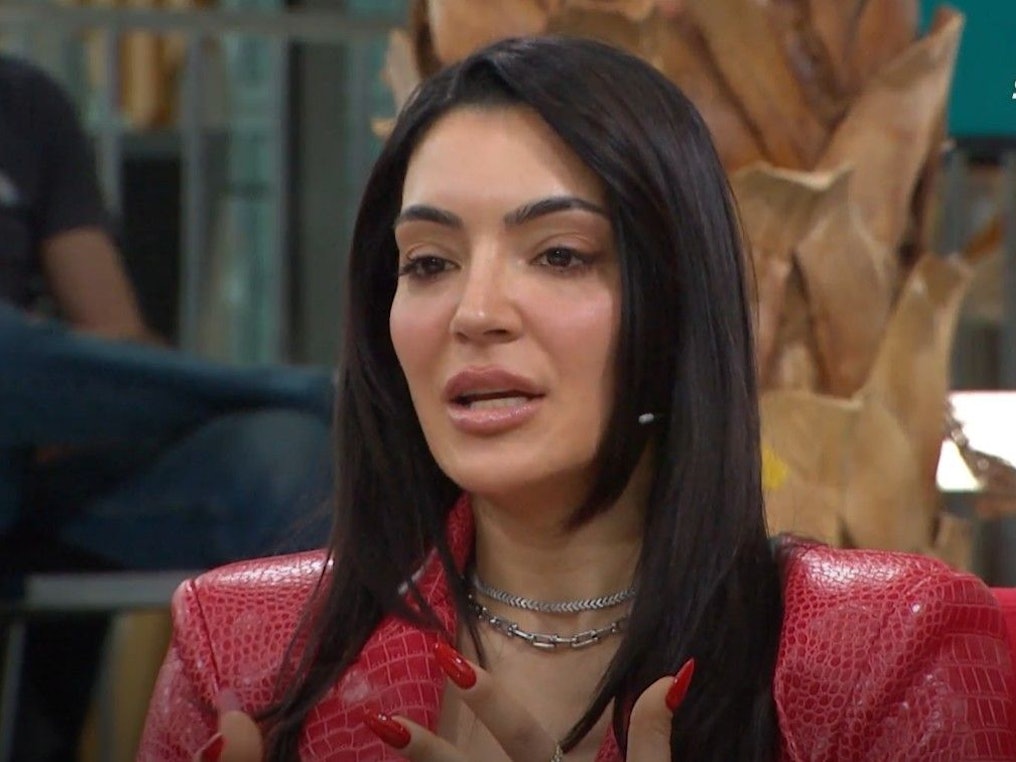 Valentina Maceri sitzt mit roter Jacke im Doppelpass.