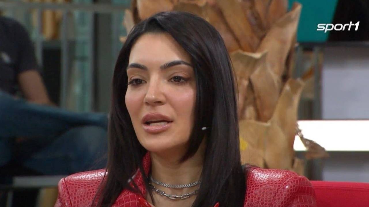 Valentina Maceri sitzt mit roter Jacke im Doppelpass.
