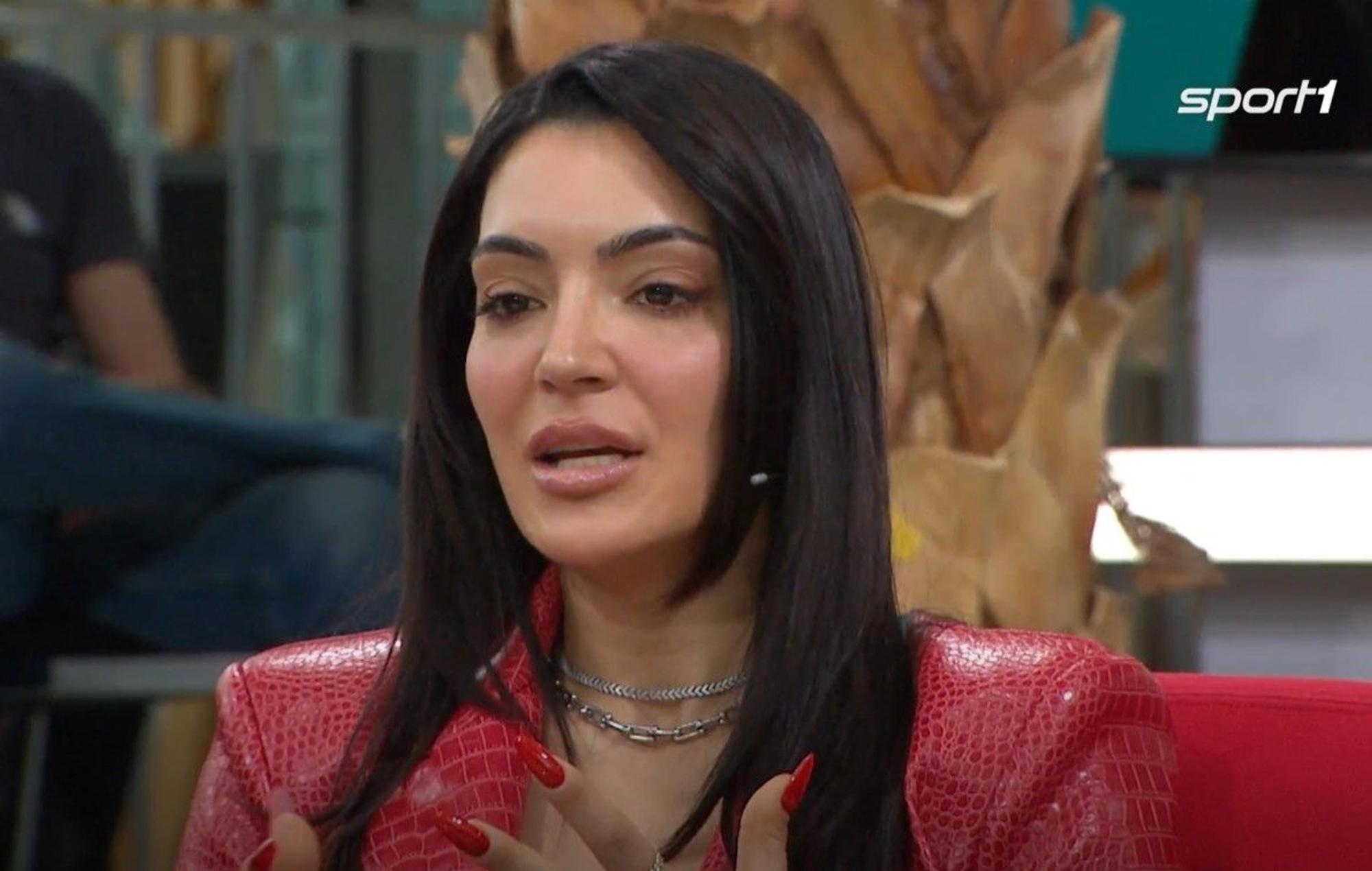 Valentina Maceri sitzt mit roter Jacke im Doppelpass.