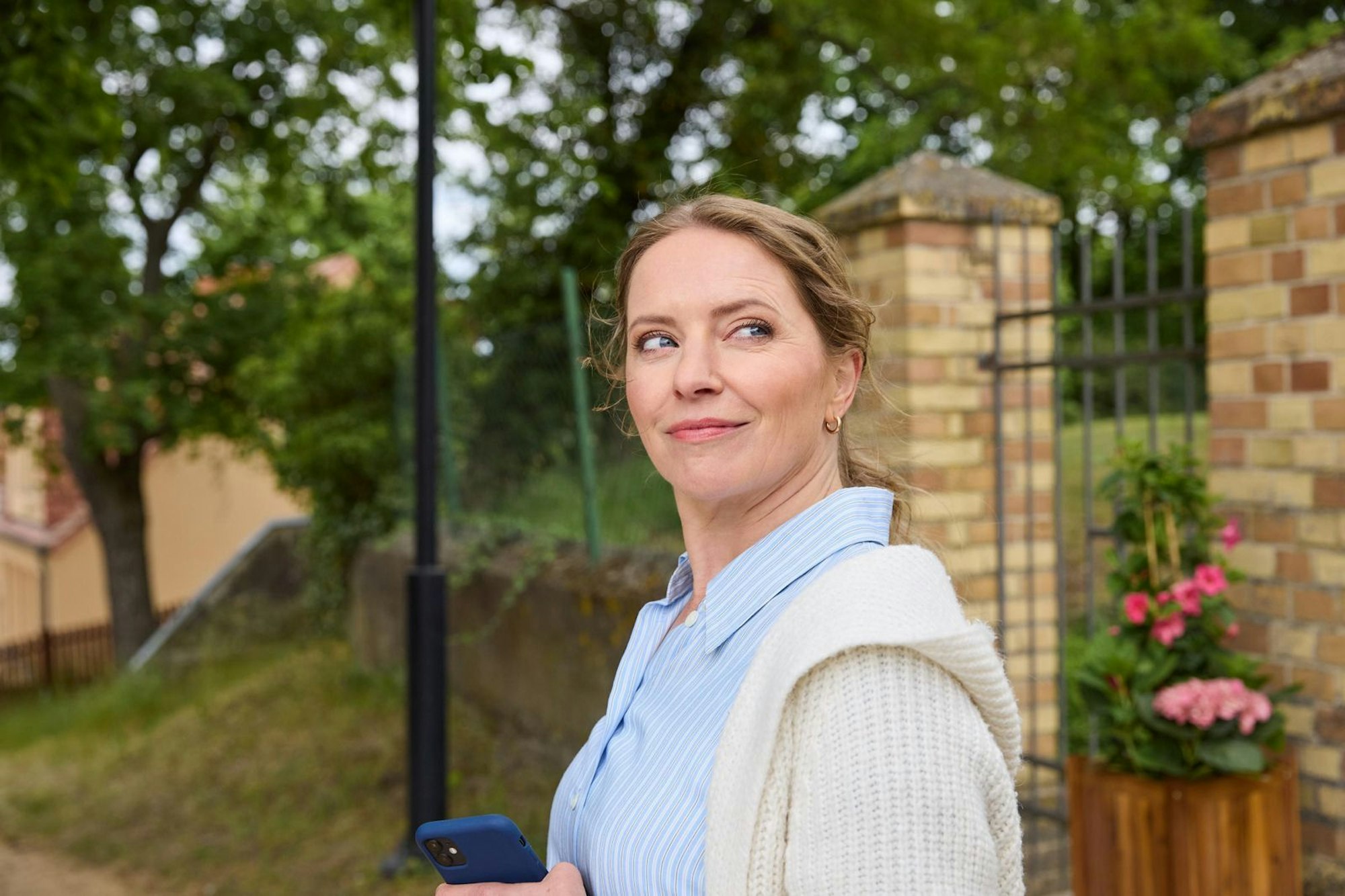 Laura Albers (Diana Staehly) wird nach dem Tod ihres Schwiegervaters völlig unerwartet zur Hofbesitzerin. (Bild: Joyn / Svenja Blobel)