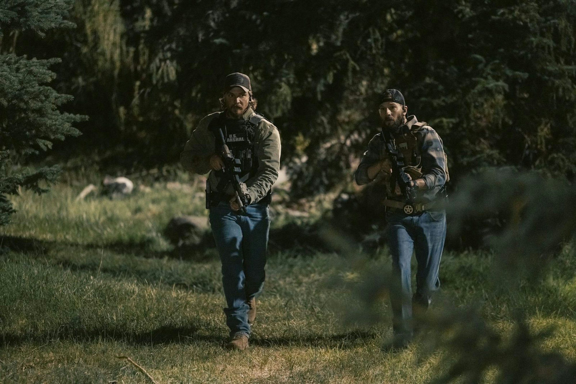 Jagdszenen im Wald von Montana: Kayce Dutton (Luke Grimes, links) und sein Vorgesetzter/Kumpel Calvin (Logan Marshall-Green) haben in jeder Folge alle Hände voll zu tun. (Bild: © Paramount+)