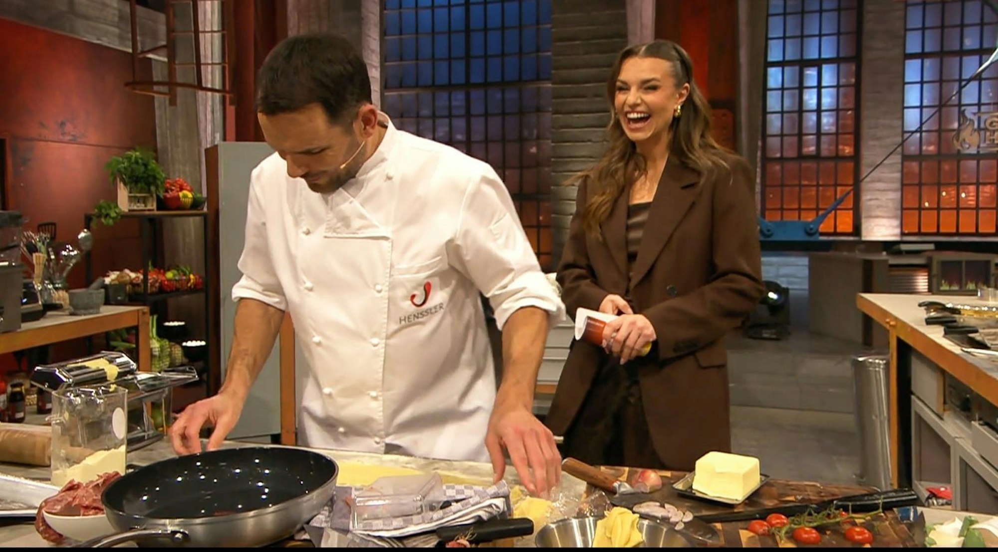 Steffen Henssler gewann zwei Koch-Gänge und gab zwei ab. Am Ende gaben unter den Augen von Moderatorin Laura Wontorra die Küchen-Competitions den Ausschlag. (Bild: RTL)