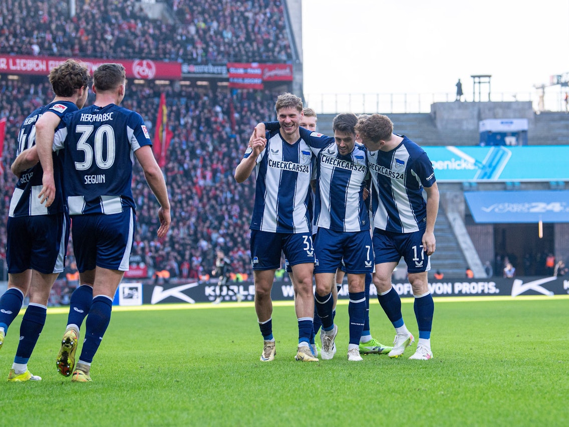 Die Hertha-Profis jubeln.