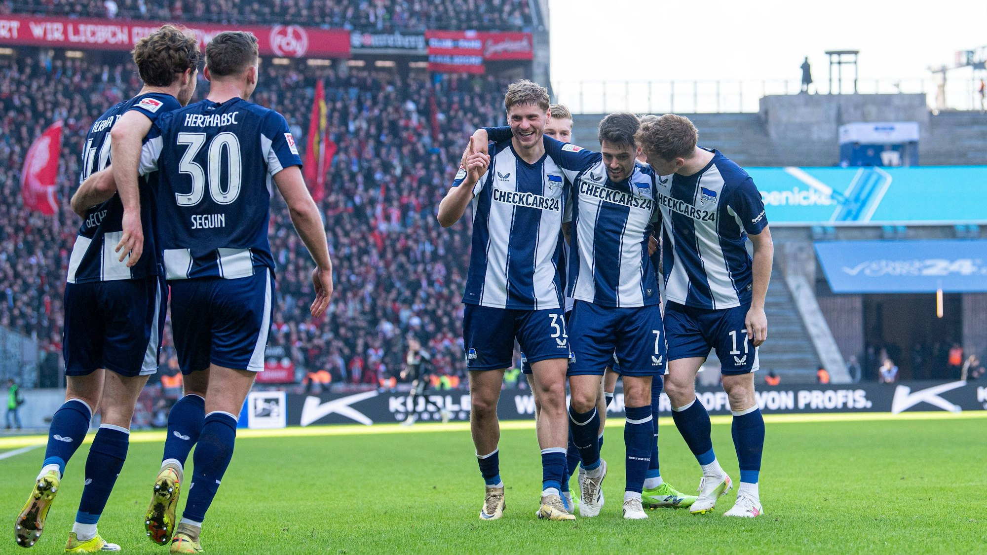 Die Hertha-Profis jubeln.