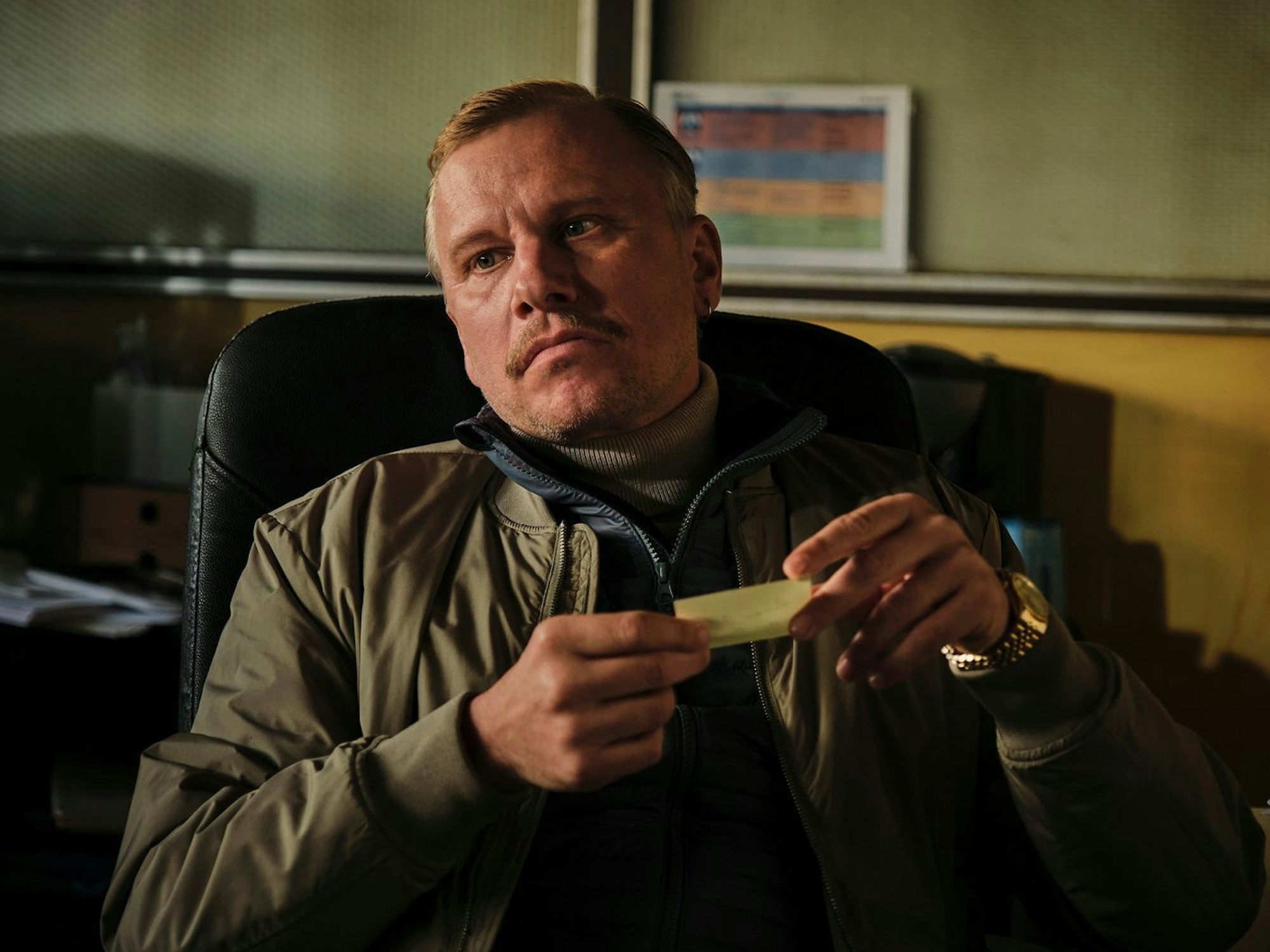 Logistikunternehmer Benjamin Menz (Robert Stadlober) könnte in den Fall verwickelt sein. Sein - angeblich gestohlener - Transporter hat das Opfer überfahren. (Bild: SWR/Benoît Linder)