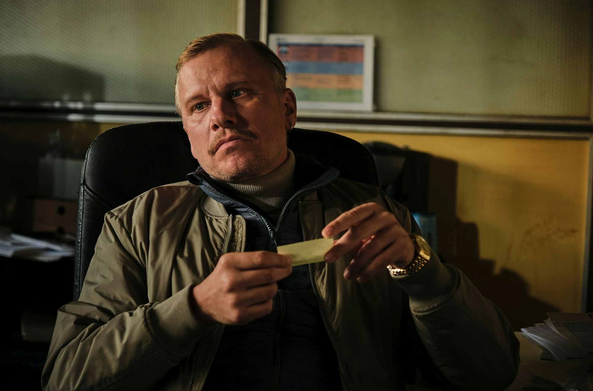 Logistikunternehmer Benjamin Menz (Robert Stadlober) könnte in den Fall verwickelt sein. Sein - angeblich gestohlener - Transporter hat das Opfer überfahren. (Bild: SWR/Benoît Linder)