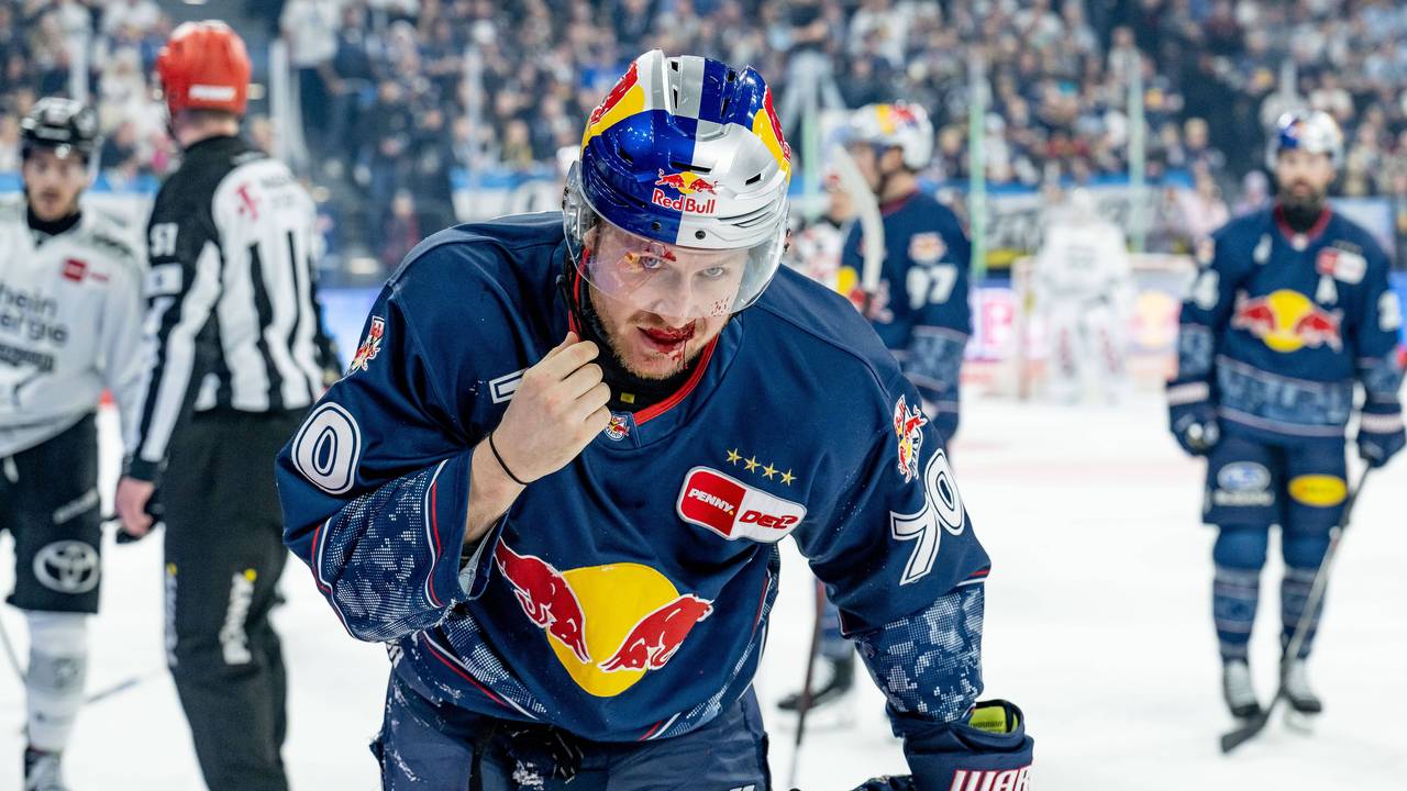 Maximilian Daubner wurde beim Spiel der Kölner Haie beim EHC Red Bull München vom Puck im Gesicht getroffen.