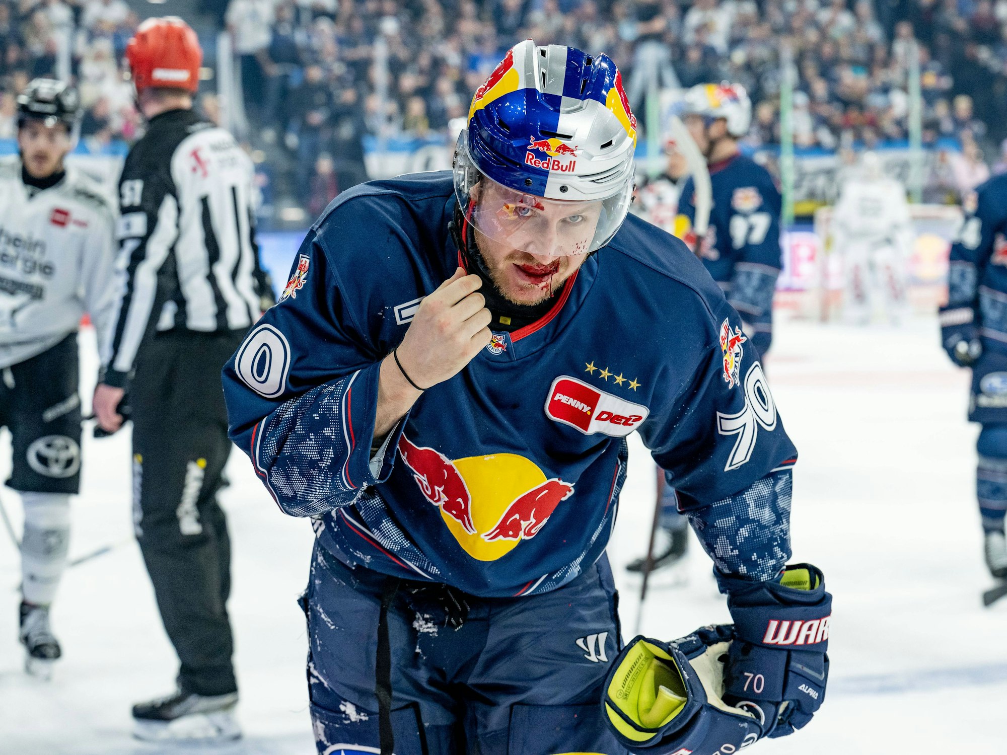 Maximilian Daubner wurde beim Spiel der Kölner Haie beim EHC Red Bull München vom Puck im Gesicht getroffen.