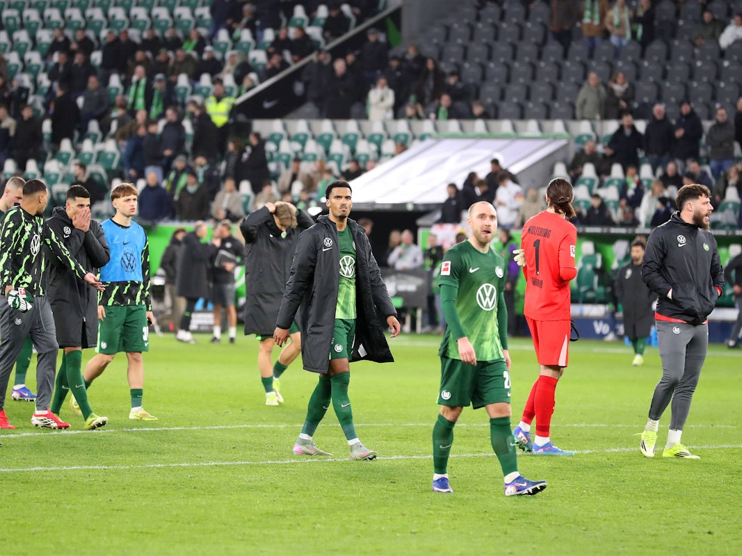 Lange Gesichter beim VfL Wolfsburg: Die Spieler gehen mit hängenden Köpfen vom Platz.