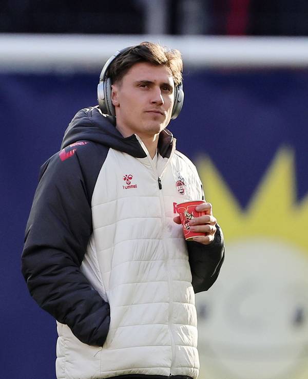 Alessio Castro-Montes (1. FC Köln) steht mit Kopfhörern auf dem Platz.