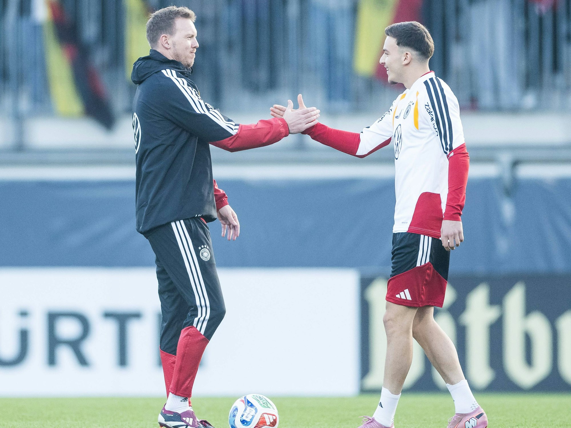 Bundestrainer Julian Nagelsmann und Said El Mala auf dem Trainingsplatz in Wolfsburg mit der Nationalmannschaft.