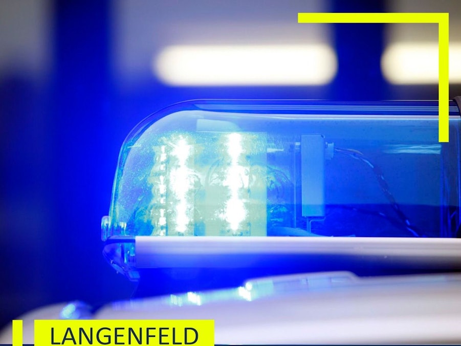 Ein Polizeiwagen bei Nacht.