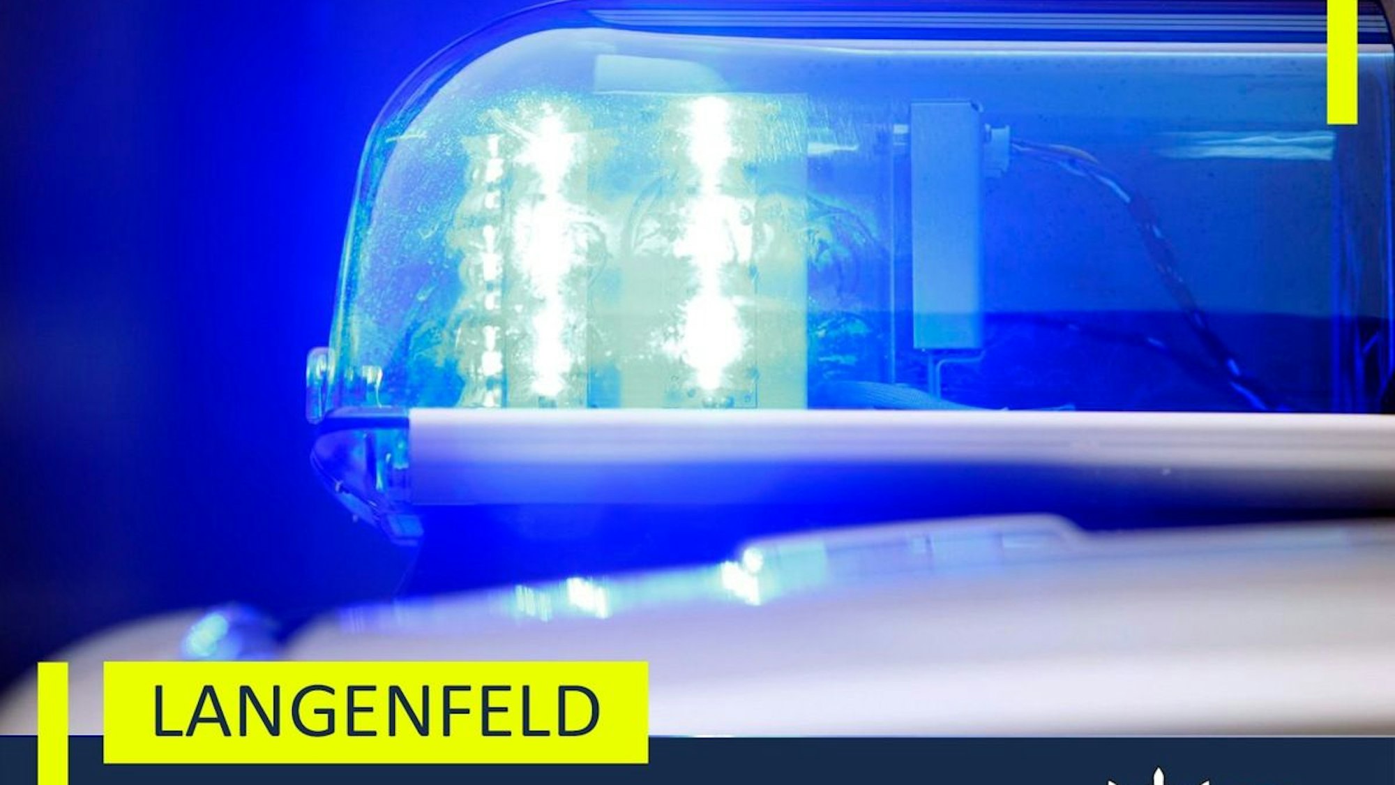 Ein Polizeiwagen bei Nacht.