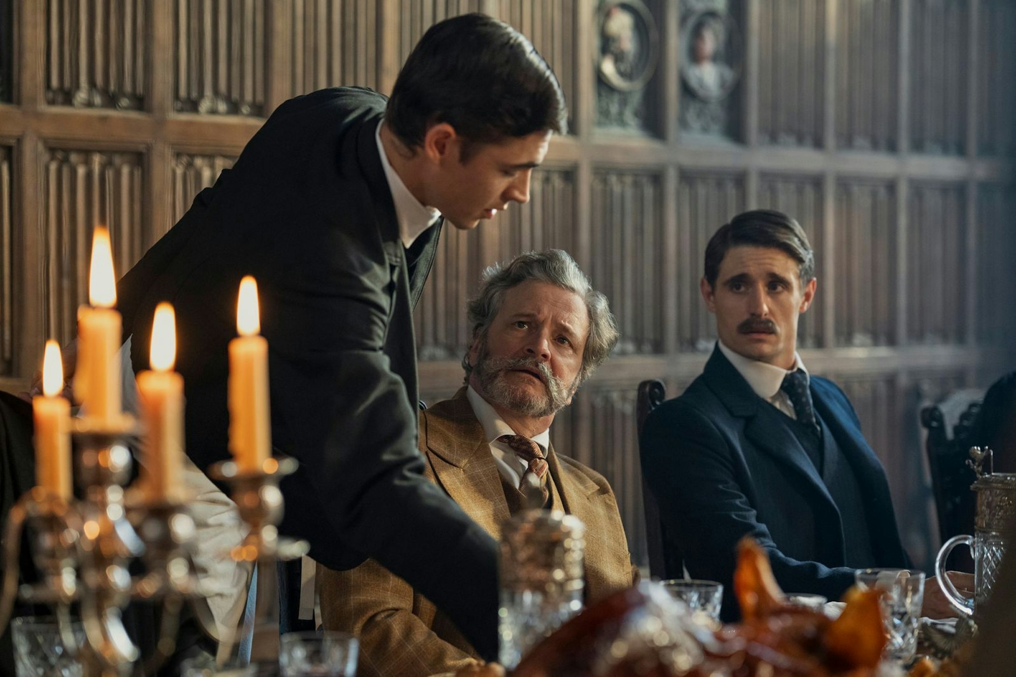 Auch Oscar-Gewinner Colin Firth (Mitte) folgte bei „Young Sherlock“ dem Ruf von Star-Regisseur Guy Ritchie. (Bild: Amazon Content Services LLC)