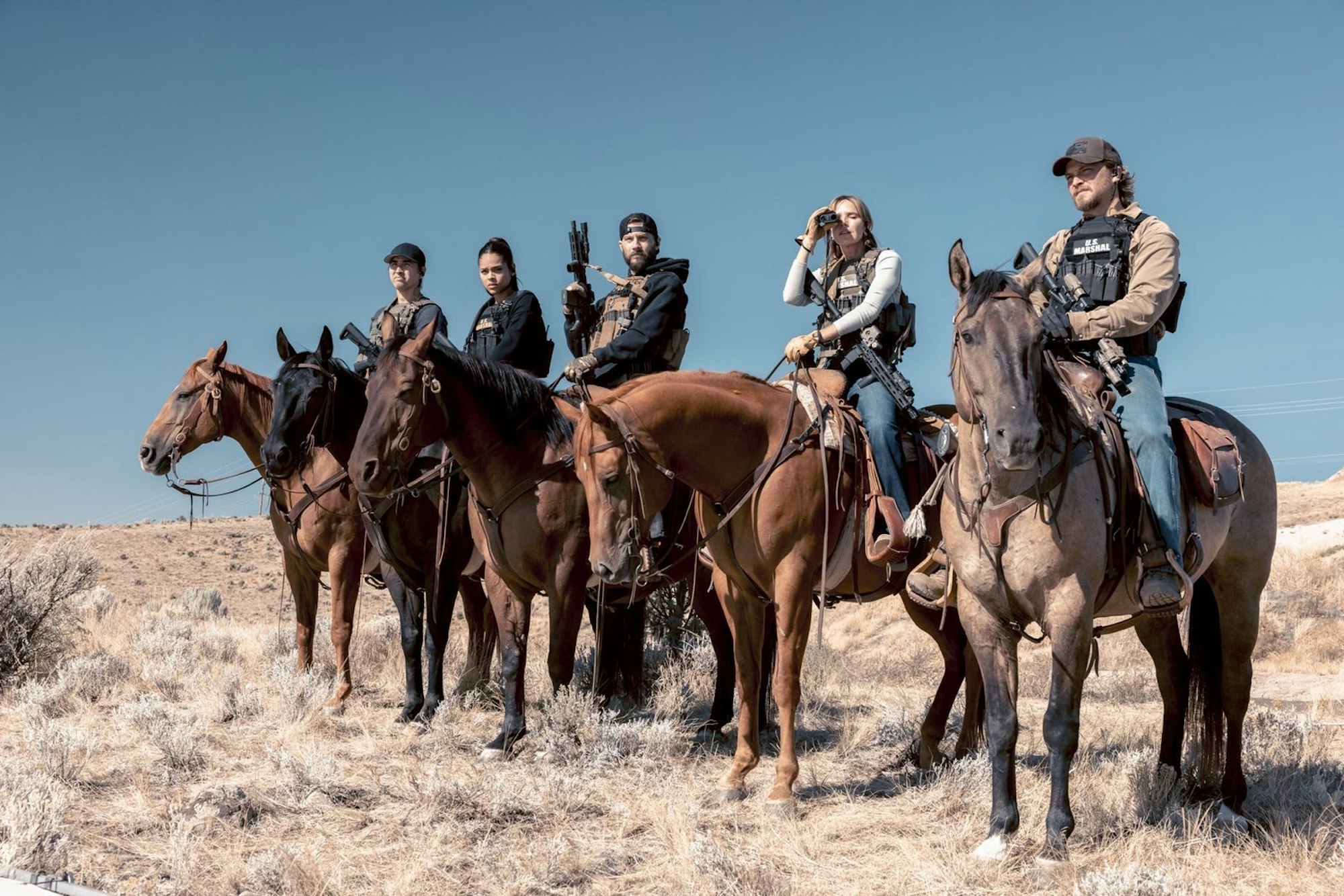 Kayce Dutton (Luke Grimes, von rechts) jagt mit den Marshals Belle (Arielle Kebbel), Calvin (Logan Marshall-Green), Andrea (Ash Santos) und Miles (Tatanka Means) Gangster in Montana. (Bild: © Paramount+)