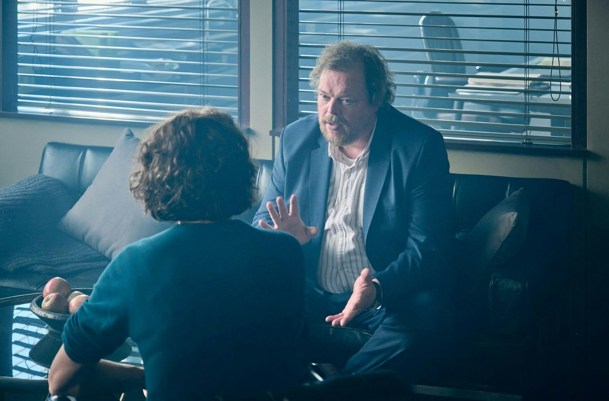 Der leitende Polizeidirektor Breising (Bernd Hölscher) will die Unstimmigkeiten mit Lena Odenthal (Ulrike Folkerts) ausräumen. (Bild: SWR/Benoît Linder)