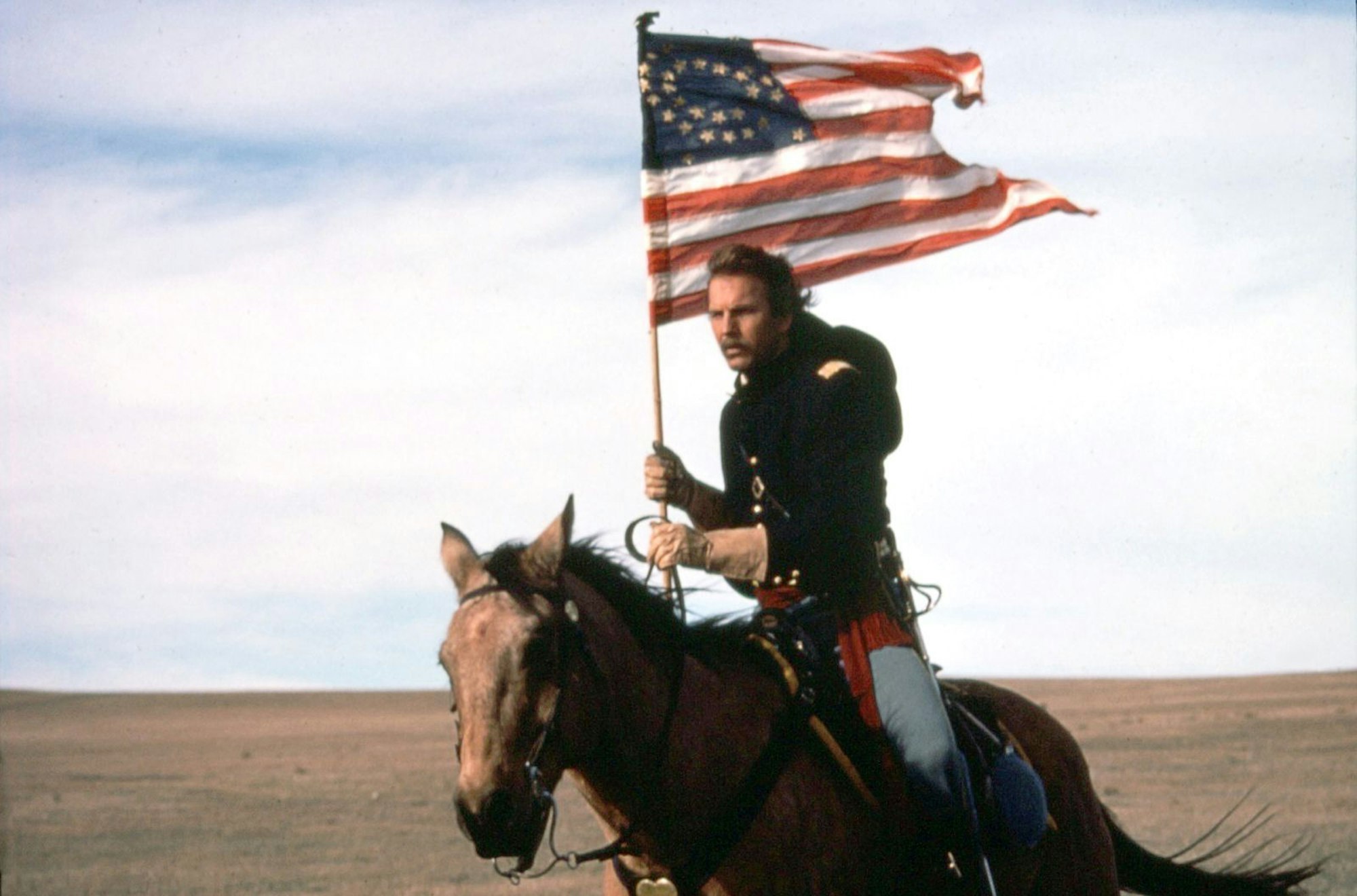 Leutnant John Dunbar (Kevin Costner) lässt sich als hochdekorierter Offizier der Nordstaatenarmee in den Westen versetzen - an jene Zivilisationsgrenze, über die hinaus noch nie ein Weißer seinen Fuß setzte. (Bild: ARD Degeto / Dances With Wolves Productions)