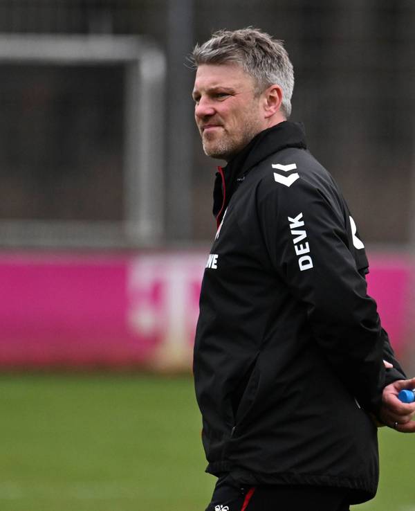Trainer Lukas Kwasniok auf dem Trainingsplatz.