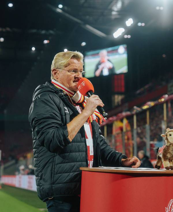 Michael Trippel spricht im Stadion in ein Mikro.