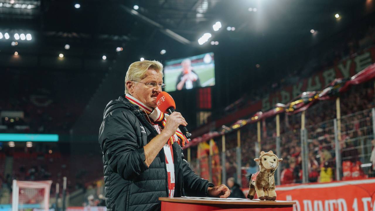 Michael Trippel spricht im Stadion in ein Mikro.