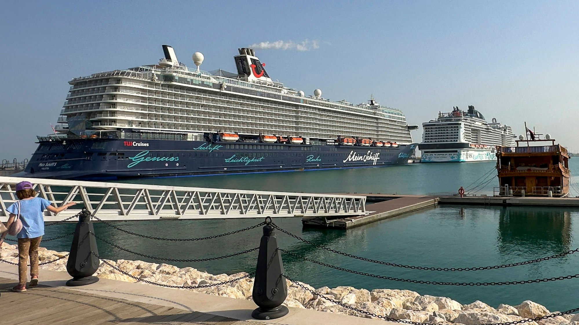 „Mein Schiff 5“ und die „MSC Euribia“ liegen im Hafen (Symbolfoto).