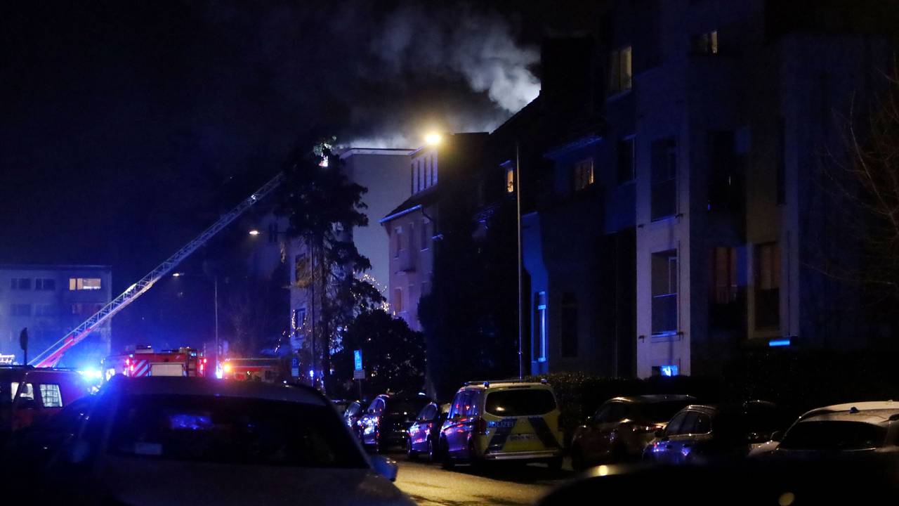 Die Feuerwehr ist an einem mehrstöckigen Gebäude im Einsatz, die Drehleiter ist ausgefahren.