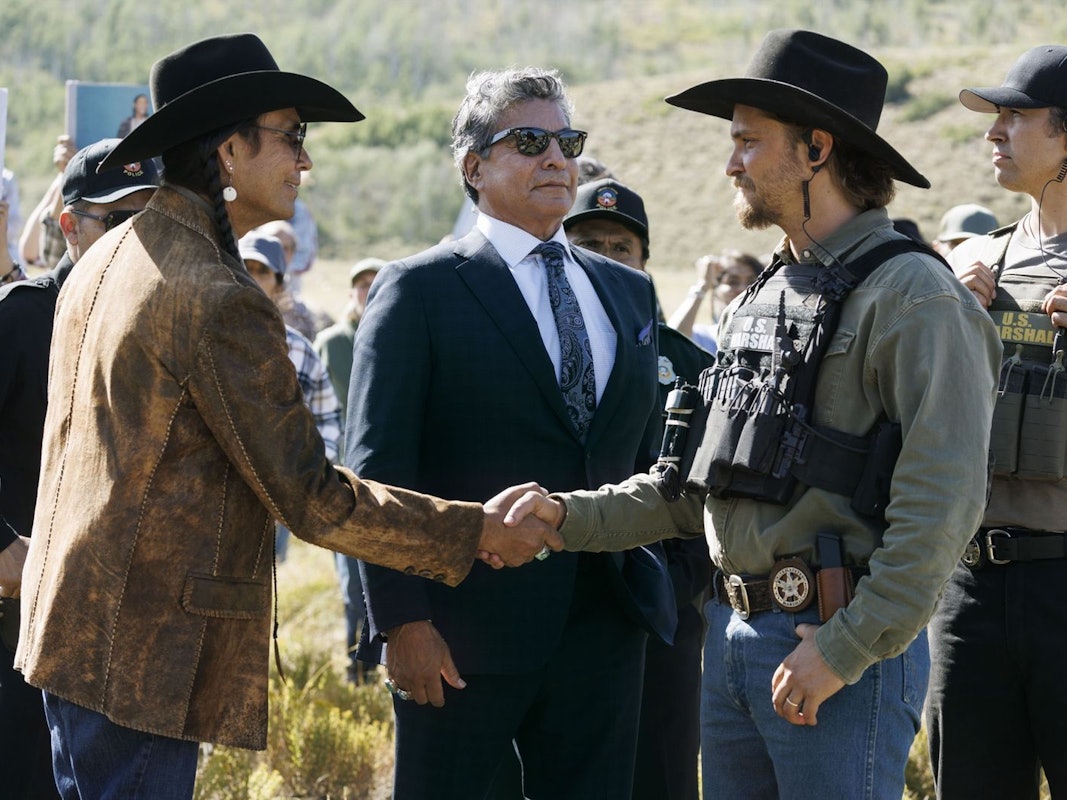 Kayce Dutton (Luke Grimes, rechts) trifft bei einer Veranstaltung Mo (Mo Brings Plenty, links) und Thomas Rainwater (Gil Birmingham) wieder. (Bild: © Paramount+)