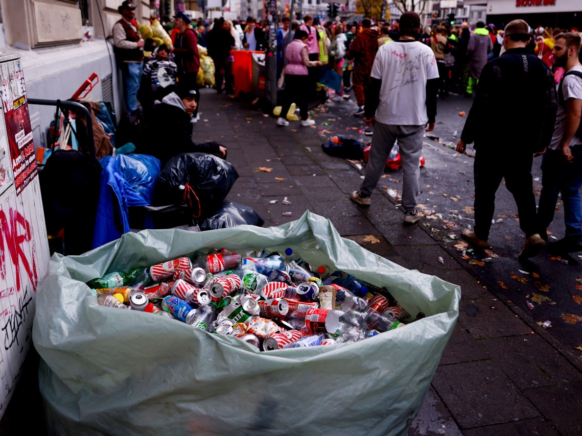In Köln ist vor allem die Karnevalszeit bei Pfandsammlern und -sammlerinnen beliebt.