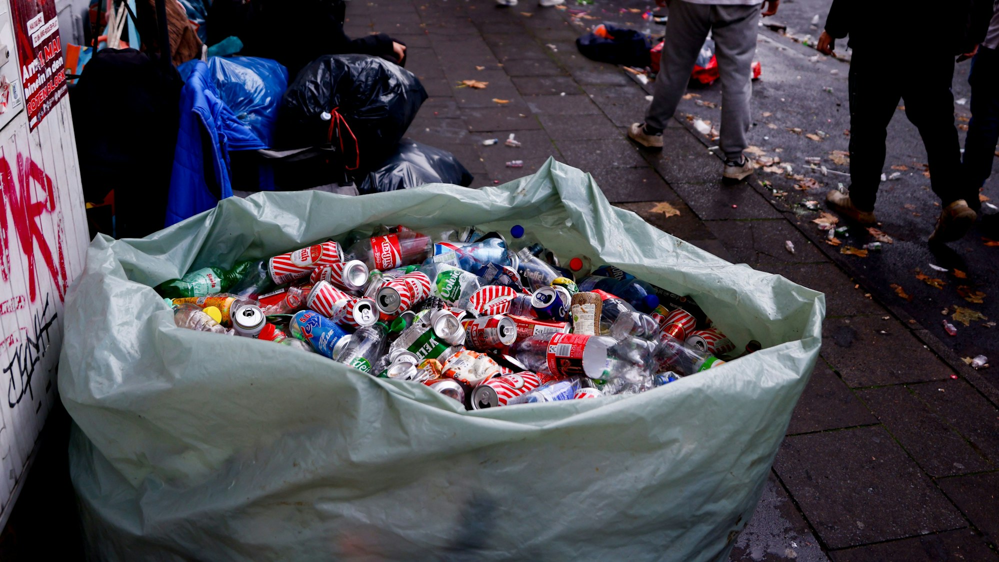In Köln ist vor allem die Karnevalszeit bei Pfandsammlern und -sammlerinnen beliebt.