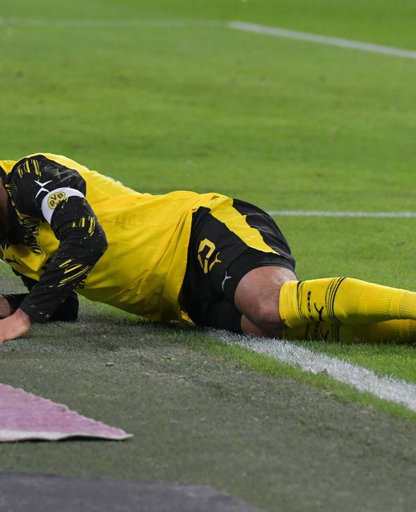 Emre Can liegt verletzt auf dem Boden.