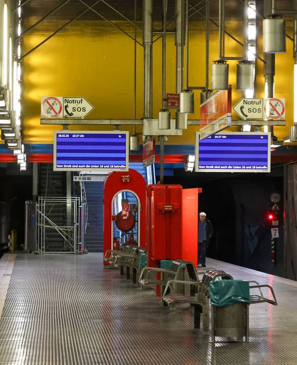 Eine leere U-Bahnhaltestelle am Rochusplatz in Köln-Bickendorf. Aufgrund des Warnstreiks fahren am Freitag (6.März) wieder keine KVB-Bahnen.